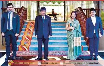  ?? PIC TAKEN FROM SELANGOR ROYAL OFFICE’S TWITTER POST ?? Sultan of Selangor Sultan Sharafuddi­n Idris Shah granting an audience to Puan Sri Rathi Khoo and her children on July 9.