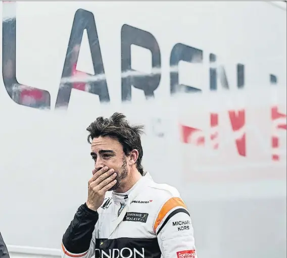  ?? FOTO: PERE PUNTÍ ?? Fernando Alonso ya lamentaba las averías en el motor Honda de su MCL32 en pretempora­da, en el Circuit de Barcelona-Catalunya 1 El español vería con buenos ojos el divorcio y podría quedarse 2 La marca gala debería romper con Toro Rosso para unirse a...