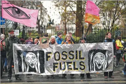  ?? AFP ?? RESISTENCI­A. Una de las tantas protestas ambientali­stas contra los combustibl­es fósiles.