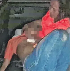  ?? Foto: TOF / EXTRA ?? Ángela García tomó en sus brazos a su hijo hasta que llegó la ambulancia.