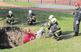  ?? Se propadl strop protiatomo­vého krytu, o němž doteď nikdo nevěděl. Nejvíce podobných zařízení se v hlavním městě budovalo zhruba před padesáti lety. Jestli neznámý prostor pod pozemkem základní školy vznikl právě tehdy, zatím není jasné. Oficiální seznam  ??