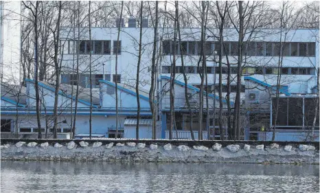  ?? FOTO: ALEXANDER KAYA ?? Dammsanier­ung auf der bayerische­n Uferseite: Das Flussufer vor dem Kraftwerk Böfinger Halde.