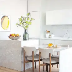  ?? IZIK MISHAN/JENNY KIRSCHNER ?? A sleek Ann Sacks ceramic mosaic tile gives this backsplash a simple, timeless beauty.