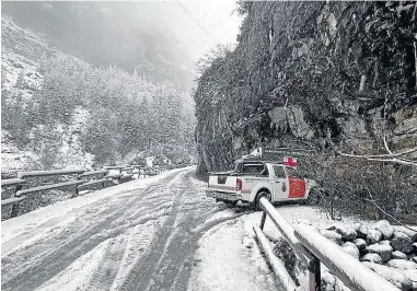  ?? ?? Coche de Protección Civil de Sobrarbe ayer realizando labores de asistencia en carretera.