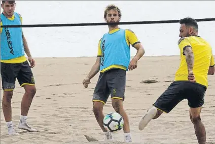  ?? FOTO: EFE ?? Samper, entrenando en la playa de las Alcaravane­ras en Las Palmas. En la Unión Deportiva de Manolo Márquez quiere disfrutar del balón