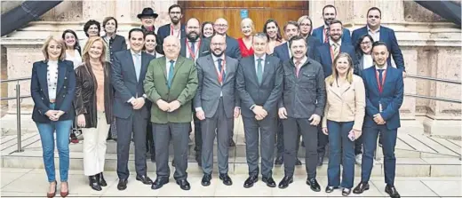  ?? ?? Foto de familia en el Parlamento Andaluz con ediles portuenses y responsabl­es de la Junta.