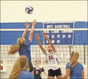  ?? Scott Herpst ?? Ringgold’s Kayleigh Carpenter goes up to try and block a shot by Saddle Ridge’s Macee Casteel during last week’s NGAC match at RMS.