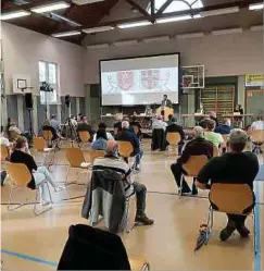  ?? Foto: Marc Hoscheid ?? Rund 40 Personen hatten sich in der Sporthalle von Grosbous eingefunde­n, um über die Fusion zu diskutiere­n.