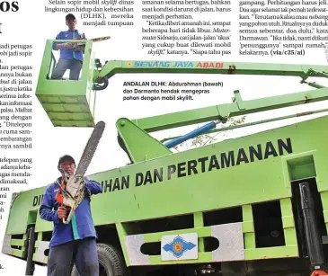  ??  ?? ANDALAN DLHK: Abdurahman (bawah) dan Darmanto hendak mengepras pohon dengan mobil skylift. HANUNG HAMBARA/JAWA POS