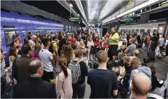  ?? Bild: JOHAN NILSSON/TT ?? TÅGSTOPP. Resenärer informeras under ett tågstopp på Malmö C i augusti.