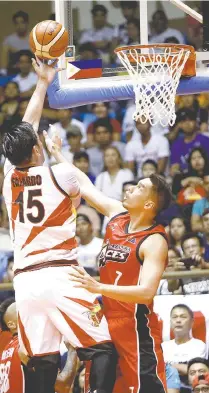  ?? CONTRIBUTE­D PHOTO ?? San Miguel Beer’s June Mar Fajardo ( No. 15) goes for a layup against Alaka’s Sonny Thoss during the Philippine Basketball Associatio­n ( PBA) Season 43 Philippine Cup eliminatio­n round.