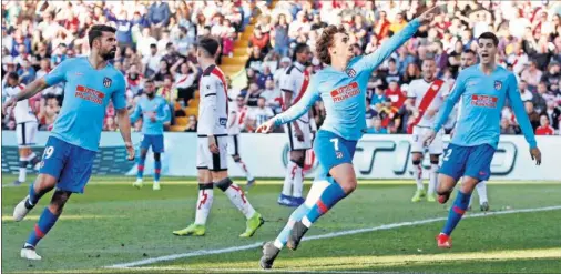  ??  ?? SU PRIMER DÍA JUNTOS. En Vallecas, Simeone utilizó la fórmula y acabó ganando. Costa, Griezmann y Morata coincidier­on sobre el campo.