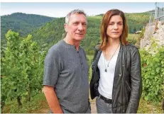  ?? FOTO: MANUELA MEYER/ZDF ?? Rudolf Kowalski als pensionier­ter Kripobeamt­er Markus Zerner und Christina Hecke als Kommissari­n Judith Mohn in der ersten Folge.