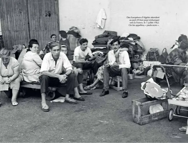  ?? UPI/AFP ?? Des Européens d’algérie attendent au port d’oran pour embarquer vers la France, le 7 juillet 1962. On les appellera « pieds-noirs ».