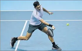  ??  ?? Roger Federer, a semifinale­s con ganar en dos sets a Zverev, aunque le podría valer en tres