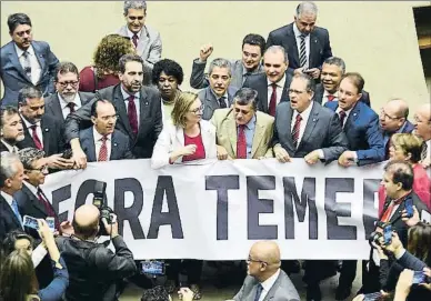  ?? EVARISTO SA / AFP ?? Diputats de l’oposició protesten contra Temer, ahir en el ple celebrat a Brasília