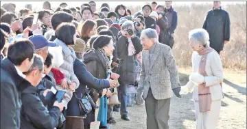  ??  ?? File photo shows Akihito (second right) and Empress Michiko (right) meet well-wishers as they stroll on a beach near the Hayama Imperial Villa in Hayama, Kanagawa Prefecture.