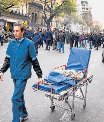  ?? (PEDRO CASTILLO) ?? Camillero entre bombas. Cerca de la sede gremial hay un sanatorio cuyos pacientes tuvieron que padecer el estruendo de las bombas.