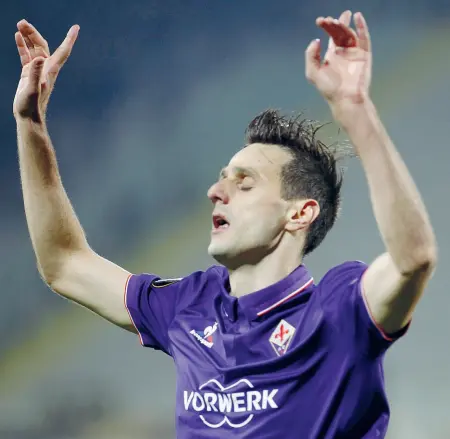  ??  ?? A sinistra Nikola Kalinic in partenza da Firenze. Sotto Seferovic, per lui sarebbe un ritorno