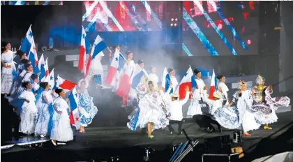  ??  ?? Los panameños recibieron la estafeta y presentaro­n bailes típicos