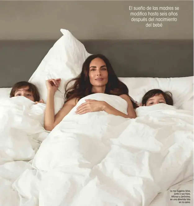  ?? ?? La top Eugenia Silva, junto a sus hijos, Alfonso y Jerónimo, en una divertida foto en la cama.