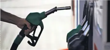  ??  ?? Combustibl­es. Los precios de referencia estarán vigentes hasta el 8 de mayo.