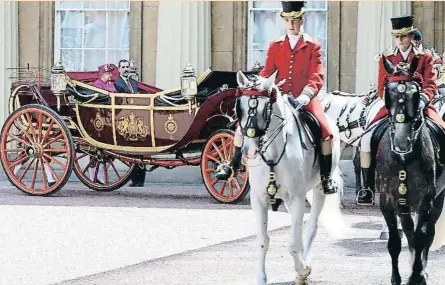  ?? BEN STANSALL / AFP ?? Tras la recepción oficial, Isabel II y el rey Felipe subieron a una carroza descubiert­a tirada por seis caballos en dirección al palacio de Buckingham