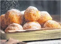  ?? CONTRIBUTE­D ?? Ukrainian pampushky are light and airy and simply adorned with sugar and cinnamon.