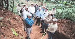  ?? Hernández junto a los embajadore­s en Ciudad Blanca. ??