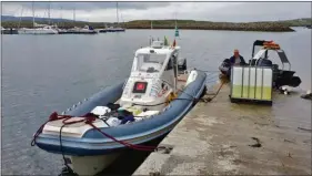  ??  ?? Sergio Davi, dans le port écossais de Lochboisda­le, fait le plein du Nautilus Explorer avant de s’élancer pour les îles Féroé, 300 milles plus au nord.