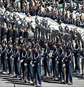  ??  ?? Sargentos da GNR contestam forma como foi feita a nova colocação