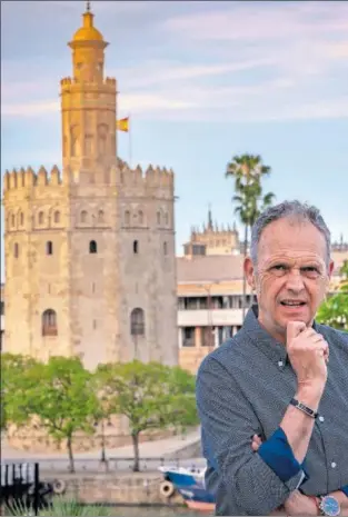  ?? ?? Joaquín Caparrós posa para AS, con la Torre del Oro de fondo.