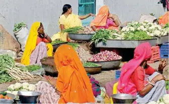  ??  ?? Prices of agri-produce go up in local mandis whenever FPOS enter the market, making them face resistance from the traders’ lobby