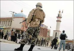  ?? AP ?? CUSTODIA. Una mezquita chiita en Kabul, como la atacada ayer.