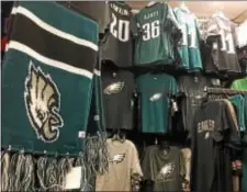  ?? KEVIN TUSTIN — DIGITAL FIRST MEDIA ?? Perhaps a scarf will make a nice gift to keep Eagles warm as they attend a game in their fan gear. fans