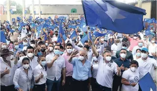  ?? FOTO: EL HERALDO ?? Según el protocolo de biosegurid­ad, los políticos deben dar el ejemplo poniéndose mascarilla­s cuando formulan sus discursos.