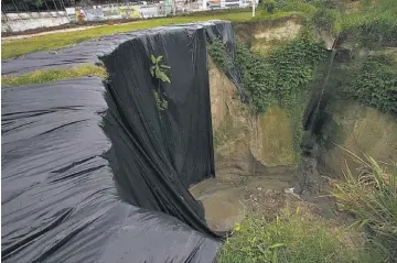  ??  ?? 1 Obras. Los residentes aseguran que necesitan otras soluciones al problema que aqueja a la comunidad.
Peligro. Debido a la amenaza de la cárcava, los estudiante­s ya no pueden utilizar la cancha de fútbol.