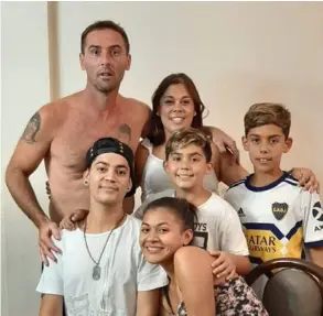  ?? CORTEsÍA D. GOnZÁlEZ ?? La tica Diana González con su familia en Argentina. Su esposo, Leonardo Ocamica, tiene un tatuaje de Maradona.