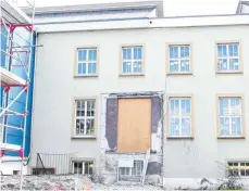  ??  ?? Den kurzen Weg zwischen Albrecht-Dürer-Schule (im Bild) und Halle wird es auch künftig geben – allerdings nicht mehr im Haus, sondern durch eine Tür an der Rückseite, an die eine Treppe anschließt. Bei der Fassadensa­nierung im Sommer soll es vorangehen.