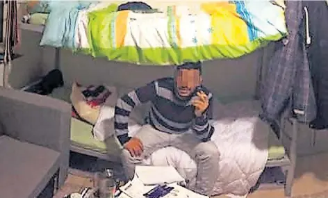  ?? FOTO: PRIVAT ?? Der Terrorverd­ächtige Saleh A. in seinem Zimmer im Kaarster Flüchtling­sheim.