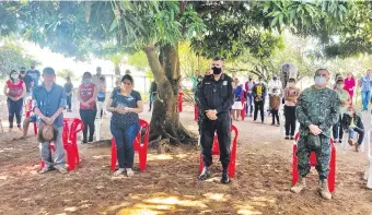  ??  ?? De izq. a der. los padres de Edelio, Apolonio Morínigo y Obdulia Florencian­o; el jefe de Prevención de Concepción, comisario principal Aníbal Gutiérrez, y el comandante del CODI, general de brigada Félix Díaz.