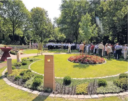  ??  ?? 2010 wurde auf dem Duisburger Waldfriedh­of der bundesweit erste Memoriam-Garten eröffnet. Zurzeit gibt es in Deutschlan­d gut 80 solcher Anlagen – regelmäßig kommen neue hinzu.