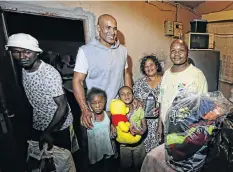  ?? Picture: ADRIAN DE KOCK ?? SHINING THE LIGHT: Hollywood actor Boris Kodjoe with members of the Tyatyeka family — Mbulelo, Zintle, Leo, Marta and Joe — in their home in Mbekweni near Paarl