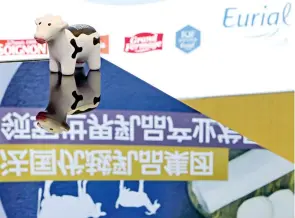  ??  ?? Stand consacré aux produits laitiers français, dans la zone d’exposition des produits alimentair­es et agricoles de la 3e CIIE à Shanghai, le 9 novembre 2020