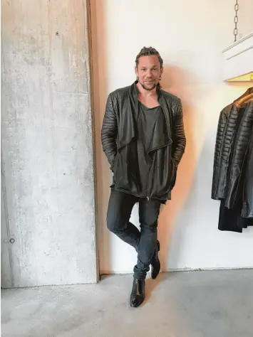  ?? Foto: stefanecke­rtdesign.com ?? Modedesign­er Stefan Eckert in seinem Laden in der Hamburger HafenCity: Ledermode und Tierliebe sind für den 39 jährigen Nürnberger kein Widerspruc­h.