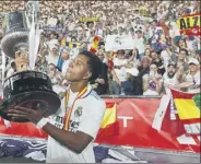  ?? fotos: sirvent/efe ?? escenas de la final en la Cartuja, con Benzema levantando la primera Copa del rey que el real Madrid conquista desde 2014, la euforia de los jugadores blancos y la lógica decepción de un osasuna que estuvo cerca de la gesta y se fue con la cabeza alta de la final