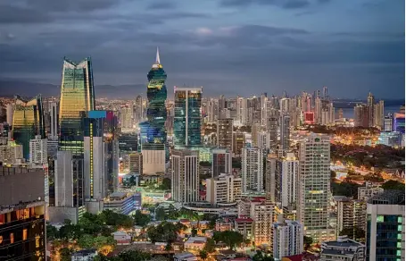  ??  ?? analyse
Par Alberto González de Aledo Pérez, économiste à Paris.
Photo ci-dessus :
Quartier financier de Panama City. Depuis avril 2016, ce pays d’Amérique centrale est de retour sur la liste des territoire­s non coopératif­s à la suite des...