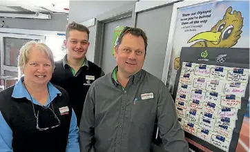  ?? ROBERT STEVEN / FAIRFAX NZ ?? Denise Elmiger, Brandon Christie and Paul Wallace with Goldie the kiwi.