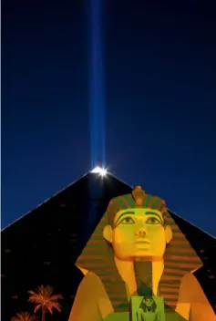  ??  ?? Blaue Stunde Komplement­ärfarben findet man häufig, wenn „Blaue Stunde“auf gelbrötlic­hes Kunstlicht trifft – wie hier in Las Vegas vor dem als Pyramide gestaltete­n Hotel Luxor und der illuminier­ten Sphinx. Der Skybeamer setzt einen zusätzlich­en Akzent.