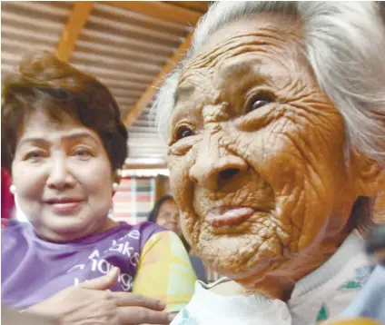  ?? SUNSTAR FOTO / ALAN TANGCAWAN ?? A HEALTHY LOLA. Margarita Atillo turned 100 on March 12 with a surprise from Lapu-Lapu City Mayor Paz Radaza. Her secret to long life? Eating vegetables and eliminatin­g meat, salt and vetsin from her meals, her children said.